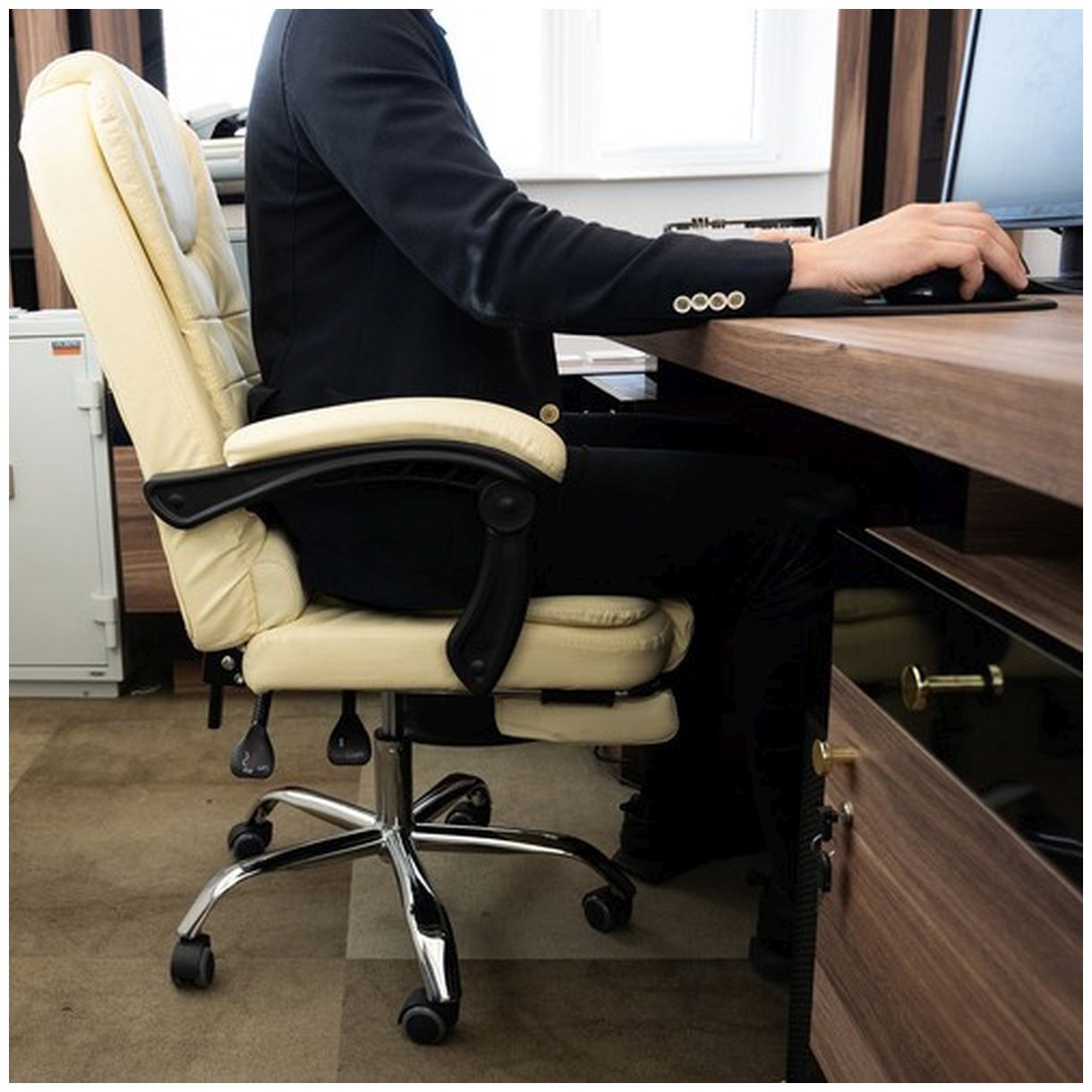 Fotel Biurowy z Podnóżkiem Malatec 23287 - Komfort i Styl w Twoim Biurze-2 Fotel Biurowy z Podnóżkiem Malatec 23287 - Komfort i Styl w Twoim Biurze-2
